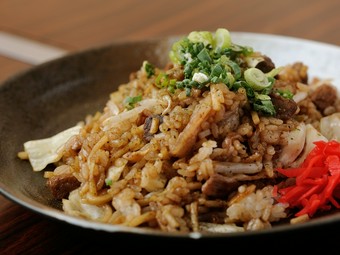 創業以来の人気メニュー。神戸牛のスジ入り『牛スジ そばめし』