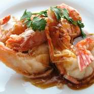 オーナー自ら築地の市場や農家に直接出向き、食材を厳選。活きた素材の魅力を、料理長の繊細な技が引き出した一皿は至極の逸品と言っても過言ではありません。食通をも唸らせる、風味豊かな料理がいただけます。