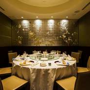 周りに気兼ねせず過ごせる完全個室。取引先の方を招いての会食にふさわしい、芸術性の高い空間です。雰囲気のある円卓に並ぶ絶品中華料理をいただきながら、まとめたい商談もスムーズに進んでいくかもしれません。
