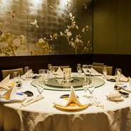 個室には、金箔と銀箔をつかい描かれた花鳥図が。華やかなに過ごしたい、お祝いの席にふさわしい一室です。長寿や誕生日のお祝い、家族の顔合わせの席などに利用すれば、心に深く残る思い出が生まれることでしょう。