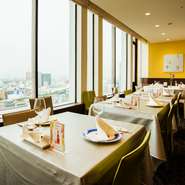 東武百貨店の最上階にあるお店は、窓から眺める景色も格別です。昼間は大きな窓から差し込む陽光を楽しみ、夜は美しい東京の夜景を一望。愛し合う恋人同士の語らいの場にいかがでしょう。