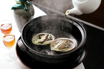 活けアワビ　黄ニラ炒め　ジャスミン茶の香り蒸し