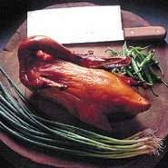 じっくり時間をかけて焼きあがった北京ダックは、皮もパリパリ。もっちりとした包餅で挟み、甘味噌をつけていただきます。豊かな食感と甘味噌の絶妙な味わいがやみつきに。注文は事前に予約が必要です。