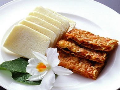 湖南省の名物料理の一つ『湯葉のミルフィーユ揚げ　蒸しパン包み』