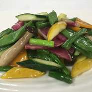 春夏秋冬それぞれの季節によって味わえる、旬の食材にこだわりを置いています。中でも「野菜」は、その時季ならではのもの使用。旬の魅力があふれる『季節の野菜炒め』で、四季を感じてください。