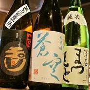 京都の地酒や全国各地から絶品料理とよく合う地酒を取りそろえており、リーズナブルに味わえます。『京都 澤屋まつもと 純米』『福岡 庭のうぐいす 特別純米』『新潟 加茂錦 純米大吟醸 原酒』など。