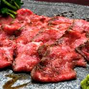 最高級A5和牛雌の赤身肉を低温調理した後、京丹後の坂長醤油、赤ワイン、和三盆をベースにした漬けダレの中で24時間熟成させる新感覚ローストビーフ。肉好きの二人には堪りません。