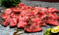 最高級A5和牛雌の赤身肉を低温調理した後、京丹後の坂長醤油、赤ワイン、和三盆をベースにした着けダレの中で24時間熟成させる新感覚ローストビーフ