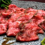 肉刺しをはじめ、黒毛和牛ローストビーフをメインにした肉割烹を堪能できるコースです！