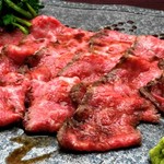 肉刺しをはじめ、黒毛和牛ローストビーフをメインにした肉割烹を堪能できるコースです！