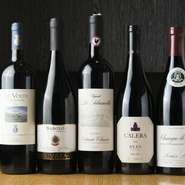 串焼きには和酒というイメージが強いかもしれませんが、ワインとのマリアージュも素敵。ワイン好きのオーナーが、何本も試飲して品ぞろえを決めています。銘柄に迷った時は、おすすめを聞いてみてください。