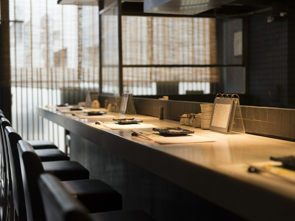 カウンター席で食と酒をじっくり楽しむ癒しのひととき