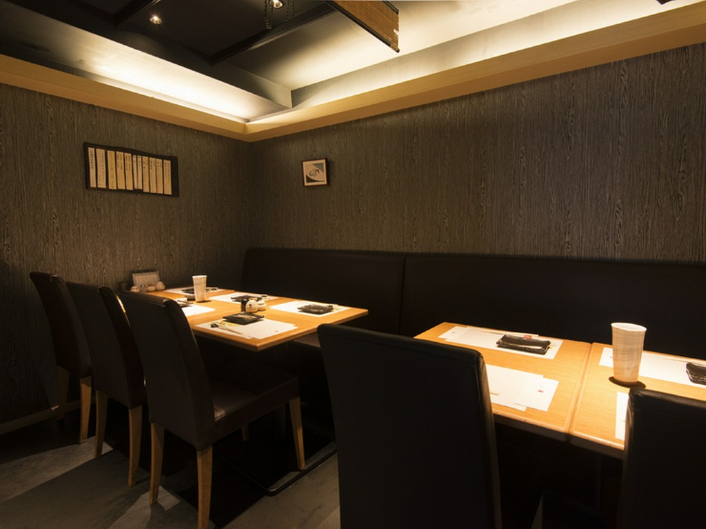 大人の雰囲気が溢れる空間で、鶏の魅力を存分に堪能