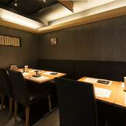 黒を基調としたシックな店内。落ち着いた雰囲気は接待にも便利です。鶏のさまざまな部位の美味しさを引き出した串料理を、コースで注文。一本ずつ味わい、お酒を交わしながら語り合う、充実した時間が過ごせます。

