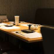 ゆったりとくつろげる、半個室も完備されています。種類豊富なお酒の中には女性好みのものも多く、お店自慢の串焼きとも相性抜群。至福の味わいを満喫しながら、ゆっくりと語り合う女子会を開いてはいかがでしょう。