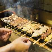 【とり焼　一】で使用しているのは、「地養鶏」、「丹羽黒鶏」、「京紅地鶏」と、選りすぐりの地鶏ばかり。見定めた地鶏を丁寧にさばき、部位ごとに焼き時間や火加減などを工夫して本来の味わいを引き出しています。