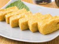「地鶏卵」の赤玉子をつかい、時間をかけ丁寧に焼き上げられた玉子焼き。卵本来の良さを知ってもらうため、鶏ガラをベースに仕上げています。口の中にふわっと広がる優しい甘さがたまりません。