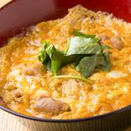 半熟卵のとろりとした食感と選び抜いた鶏肉のジューシーさが、ご飯と絡まり至福な味わいをもたらします。「地養鶏」の卵をたっぷりとつかった、濃厚な逸品。鶏ガラを半日かけて煮だしたスープと共に堪能できます。