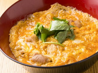 ランチでも人気のメニュー『親子丼（スープ付き）』