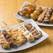 目利きした鶏肉は、部位によって味わいも食感もさまざま。それぞれの魅力を最大限まで引き出せるよう、串打ち、火加減、塩加減など調理法を変えています。こだわりの串焼きを、盛り合わせでご堪能ください。