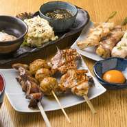 丁寧に焼き上げた串焼きは、素材本来の魅力を存分に感じていただけるものばかりです。美しい身から溢れる旨みと、ほどよい弾力が特徴的な「京紅地鶏」。他にも「地養鶏」や、「丹羽黒鶏」などを使用しています。