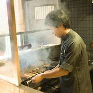 焼き加減はもちろん、美味しさを満喫するには、温かいうちに召し上がっていただくことが大切です。盛り合わせの時は一本ずつ、焼けるスピードを見ながら調理するよう心がけ。最も適したタイミングでお出しします。