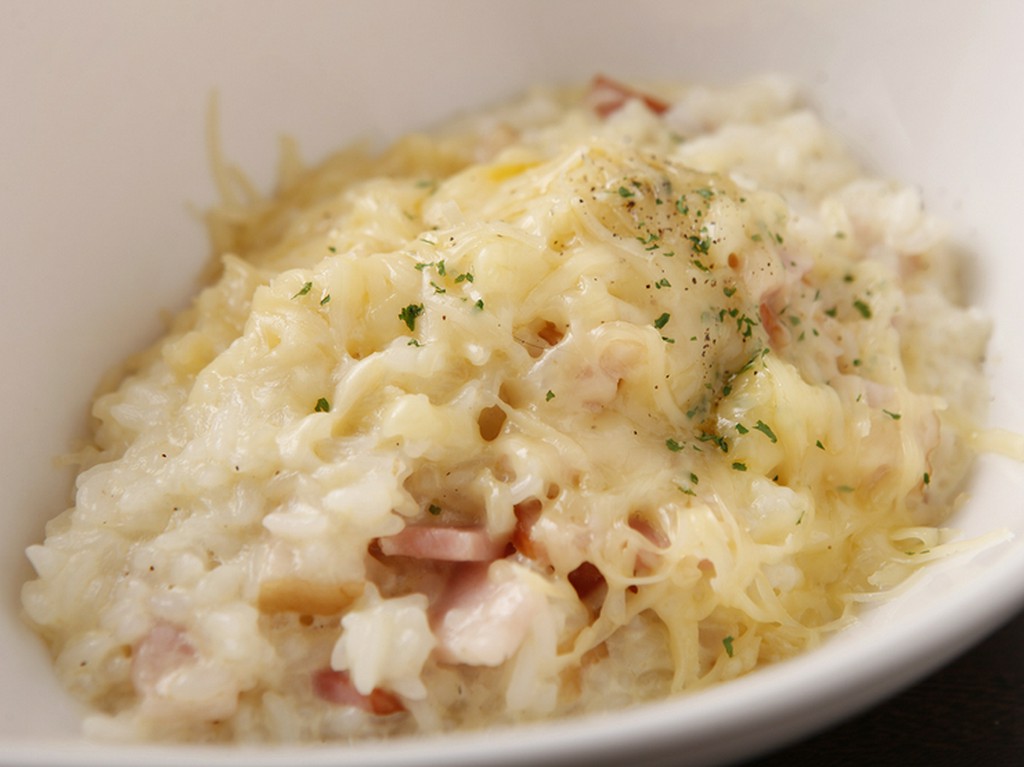 お米の甘みとチーズやベーコンの塩気でいただく『ラクレットチーズのリゾット』