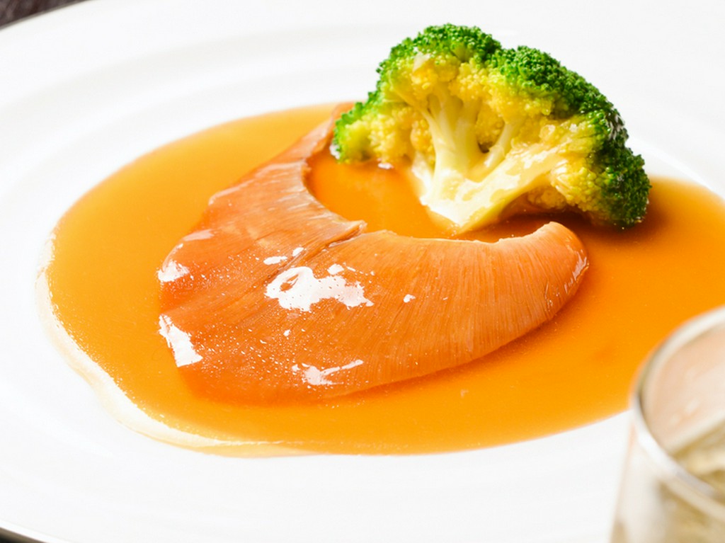 プルップルで優しい食感！スープの旨味が決め手の気仙沼産の尾びれでつくる『ふかひれ姿煮込み』