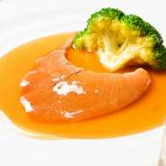 自家製白湯スープがベースの濃厚なスープの旨味をしっかり吸った気仙沼産のふかひれは、刺身として食べられるくらいの柔らかさまで戻してから使用。尾びれ特有のホロリと口の中でほどける食感が楽しめます。