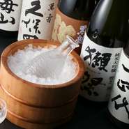 様々な種類の日本酒と焼酎に加え、女性でも飲みやすい梅酒やカクテル、ソフトドリンクを揃えています。十四代や獺祭といった話題の日本酒や、焼酎の森伊蔵など、特別な日にふさわしい逸品も用意されています。