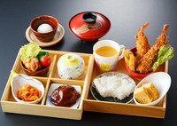 ・海老フライ
・とりの唐揚
・ポテトフライ
・ハンバーグ
・茶碗蒸し
・玉子焼
・スパゲティ
・御飯
・味噌汁
・ジュース
・アイスクリーム

＊要予約