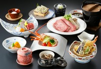 ・先付
・刺身盛合せ
・煮物
・茶碗蒸し
・牛しゃぶ
・伊勢海老焼き
・天ぷら盛合せ
・ふのりそば
・デザート

＊要予約