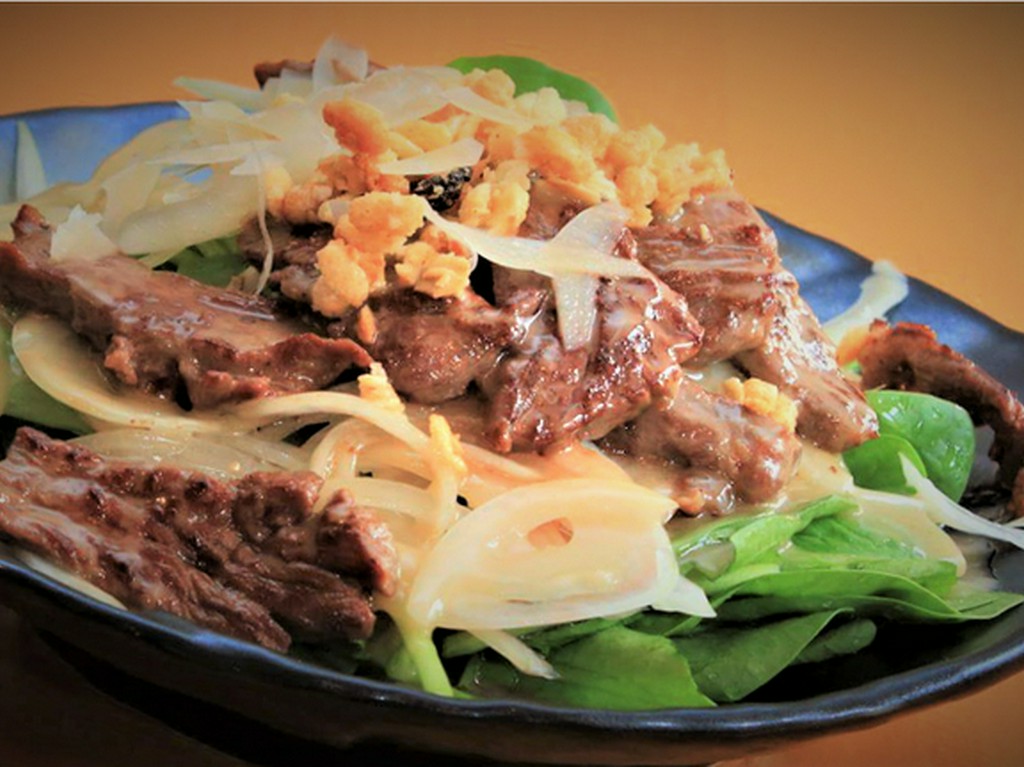 牛ステーキとほうれん草サラダ