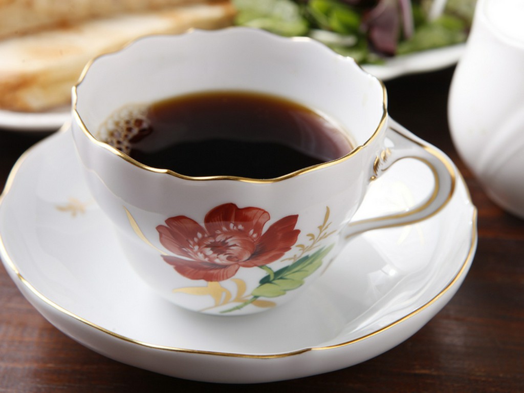 アンティーク食器で飲む、こだわりの香り豊かな珈琲