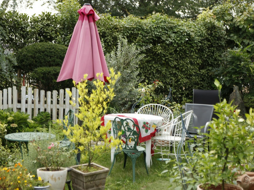 花と緑が彩る癒しのガーデンテラス