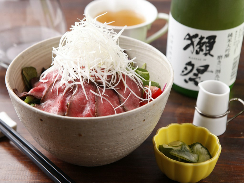 A5ランクの宮崎牛の『ローストビーフ丼』
