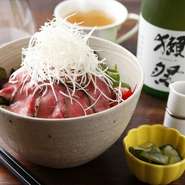 口の中でとろけるような食感と、上質な旨味が織り成す超一級の宮崎牛ローストビーフの味を、気取らない“丼”で楽しめます。相性抜群の宮崎ワインも有。大好評につき売り切れることもあるので予約をオススメします。