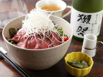 A5ランクの宮崎牛の『ローストビーフ丼』