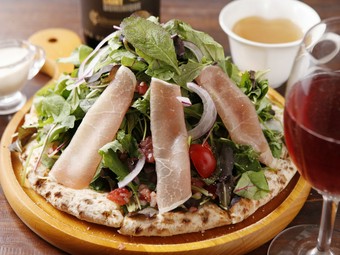 【はるのガーデン】のお庭の緑をイメージした『サラダピザ』