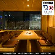 ビルの4階にあるお店の窓外に広がる夜景をみながら楽しむ食事は格別です。素晴らしいロケーションと共に料理を味わう女子会やデートなど、さまざまなシーンに合わせてご利用ください。