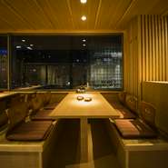 ビルの4階にあるお店の窓外に広がる夜景をみながら楽しむ食事は格別です。素晴らしいロケーションと共に料理を味わう女子会やデートなど、さまざまなシーンに合わせてご利用ください。