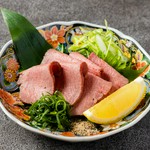 とろりと絡む卵黄がコクを引き立て、濃厚な味わいが口いっぱいに広がります。