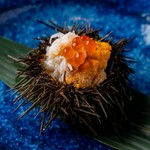 香ばしく炙った鰻を特製のタレで焼き上げた一品。鰻の旨みとタレの甘辛さが絶妙に絡み合います。