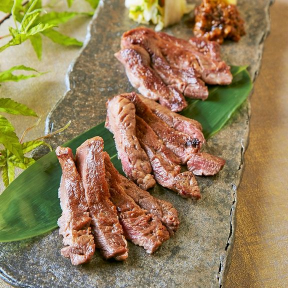 地元ならではの味わい。じっくり熟成させて旨みたっぷりな『熟成・仙台 牛タン焼き』