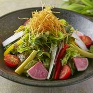 旬野菜をたっぷり使った、彩り豊かな和風サラダ。