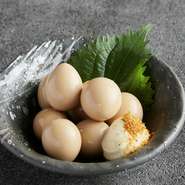 うずらの玉子を特製醤油でじっくり漬け込みました。