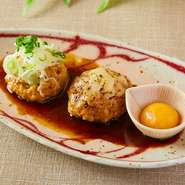 旨味たっぷりの森林鶏を、ひとつひとつ丁寧に手ごねで仕上げた自慢のつくね。