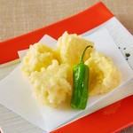 拍子切りにした長芋を素揚げにしました。あおさ塩でどうぞ。
