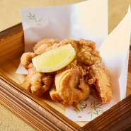 旨味あふれる鶏肉を特製ダレに漬け込み、香ばしく揚げました。