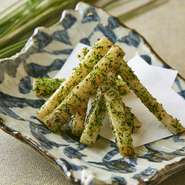 拍子切りにした長芋を素揚げにしました。あおさ塩でどうぞ。